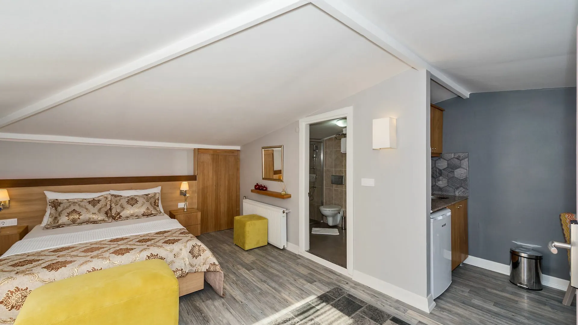 ** Hotel Cirrus Suites Tomtom Istanbul Turkey